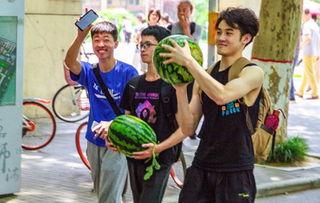 学校吃瓜视频,揭秘学校吃瓜视频背后的故事  第1张